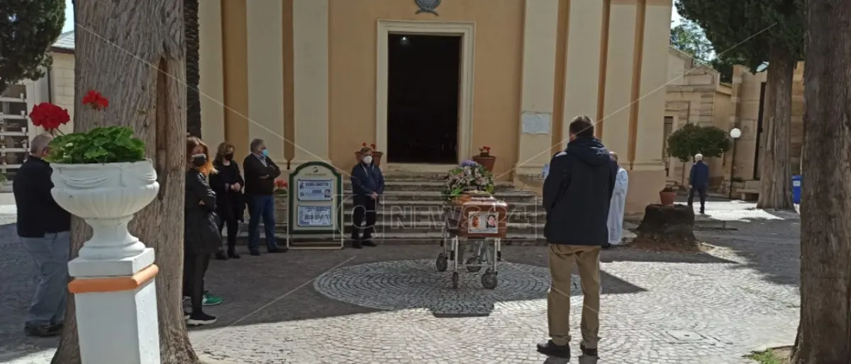 A Corigliano l'ultimo commovente saluto a Concetta, la mamma morta di Covid
