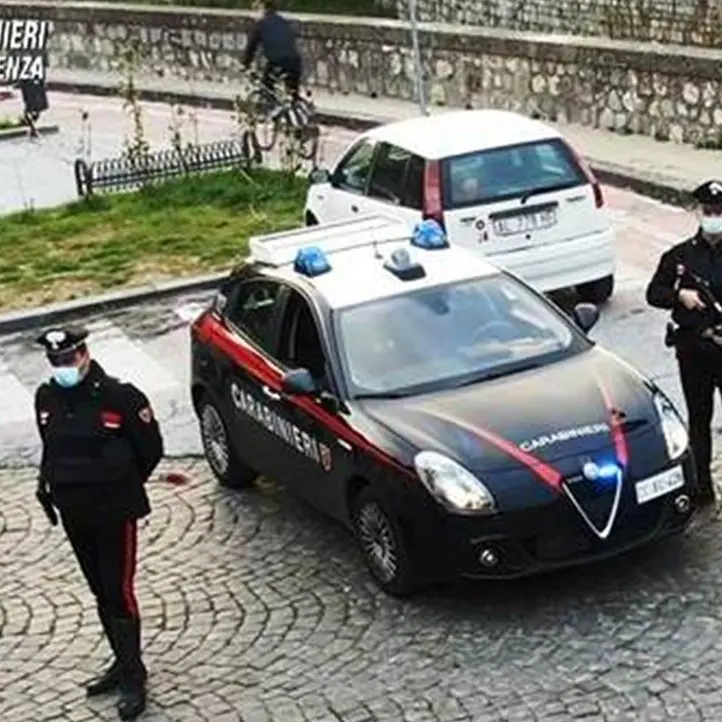 Cosenza, in fuga da un posto di blocco gettano la droga dal finestrino: due arresti