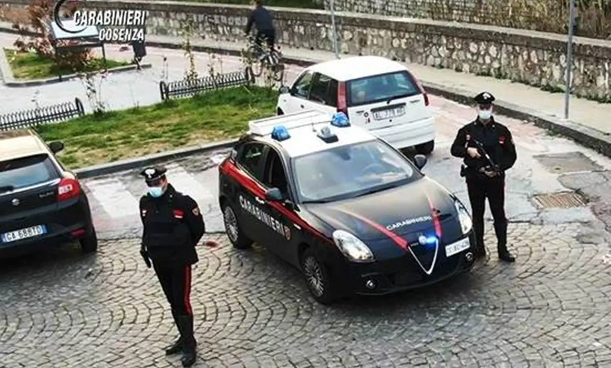 Cosenza, in fuga da un posto di blocco gettano la droga dal finestrino: due arresti