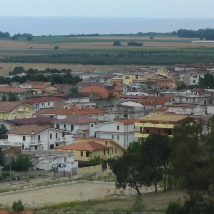 Famiglia sterminata dal Covid, a Botricello il sindaco proclama il lutto cittadino