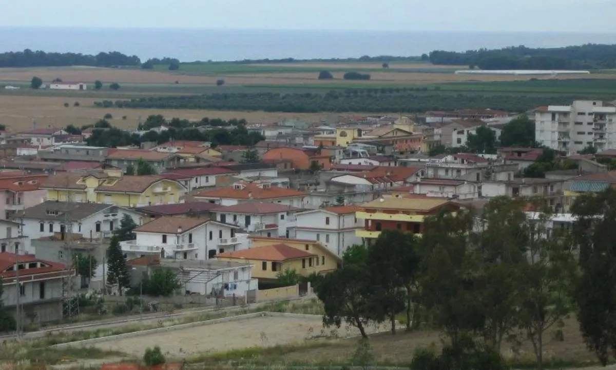 Famiglia sterminata dal Covid, a Botricello il sindaco proclama il lutto cittadino