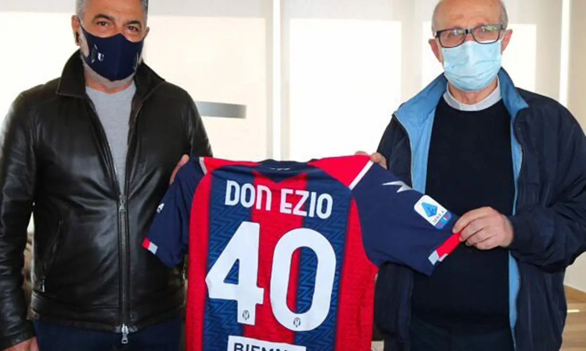 La solidarietà del Crotone Fc: generi alimentari donati alla mensa di Padre Pio