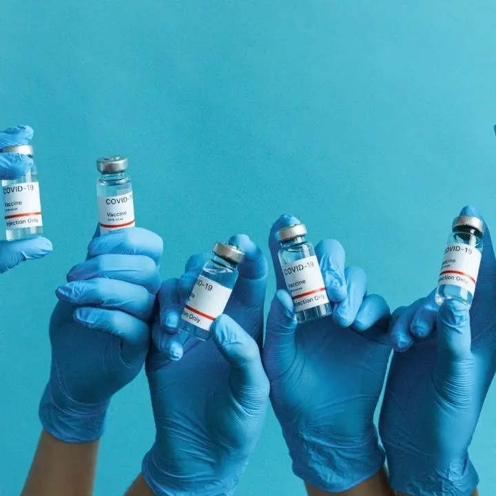 Covid, gli Usa propongono uno stop ai brevetti sui vaccini: l'Europa apre ma Pfizer e la Merkel frenano