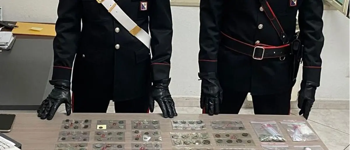 Cirò, in casa con oltre 300 antiche monete d’oro, argento e bronzo: denunciato 80enne