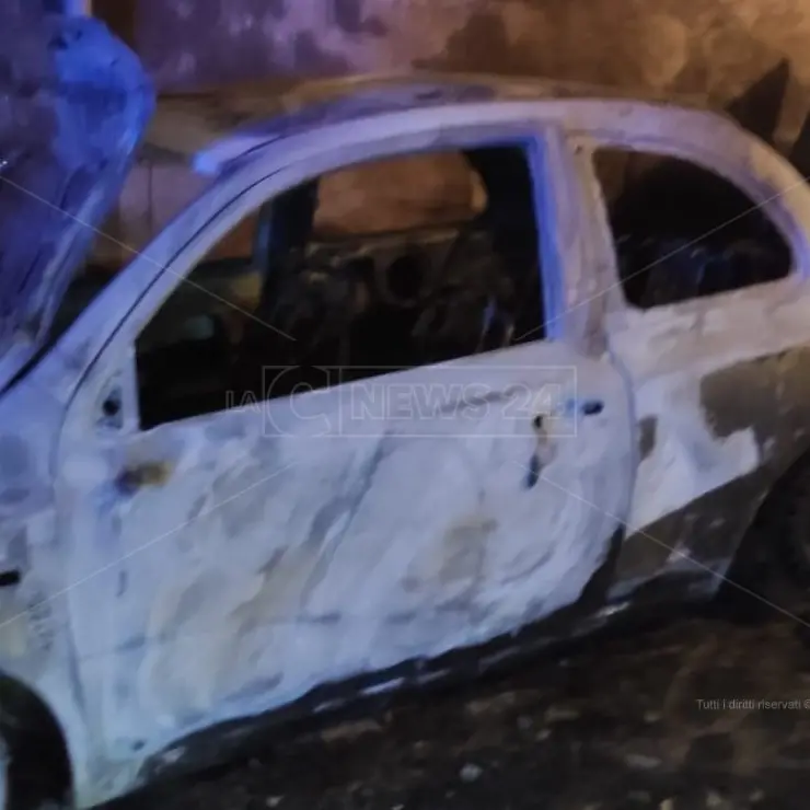 Notte di fuoco a Corigliano-Rossano: incendio coinvolge due auto e un escavatore