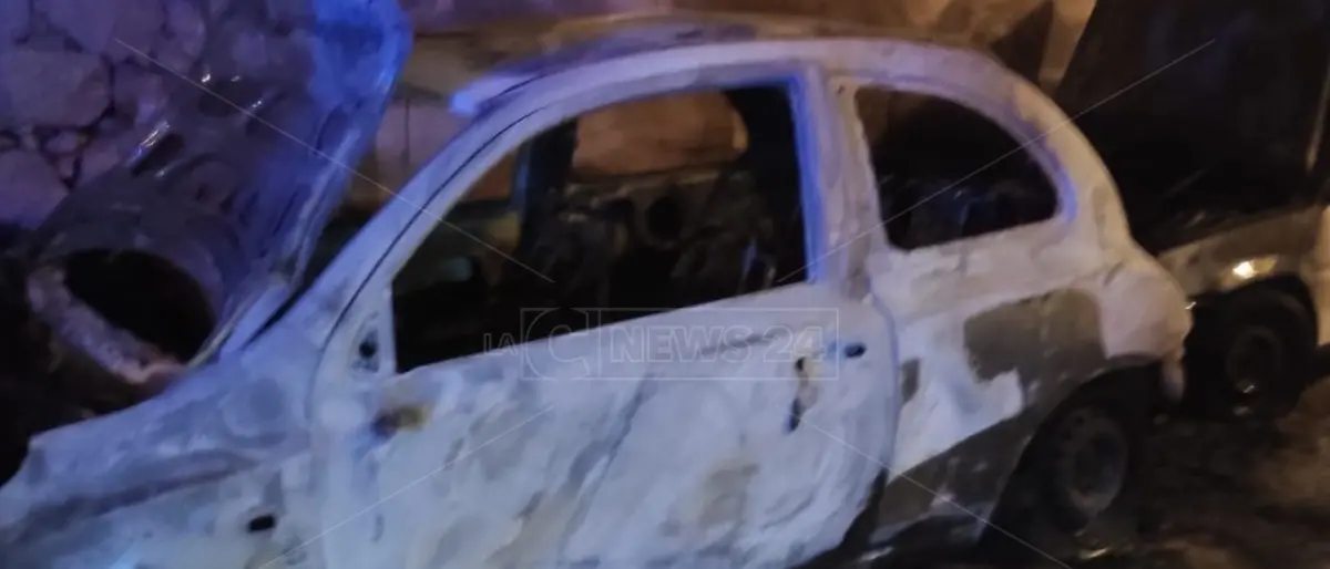 Notte di fuoco a Corigliano-Rossano: incendio coinvolge due auto e un escavatore