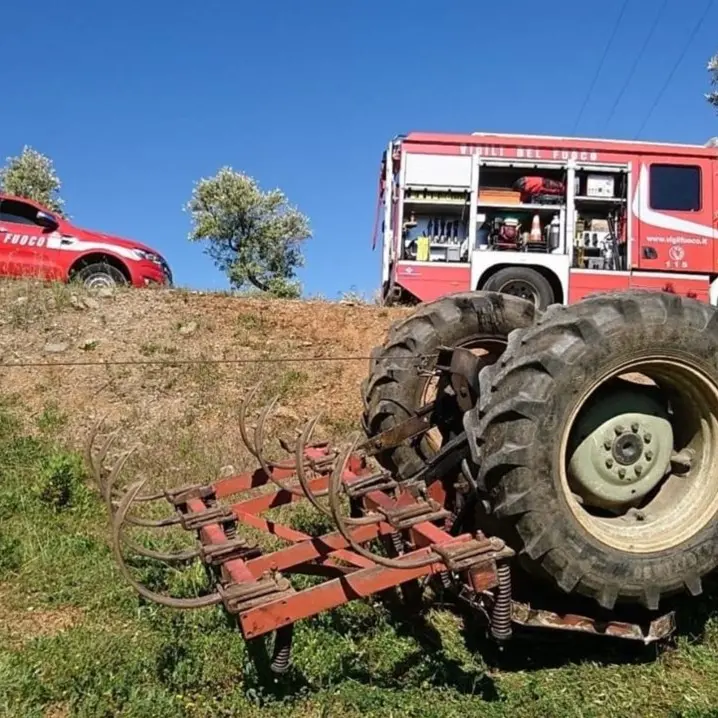 Dramma a Lamezia, perde il controllo del trattore e precipita in una scarpata: morto