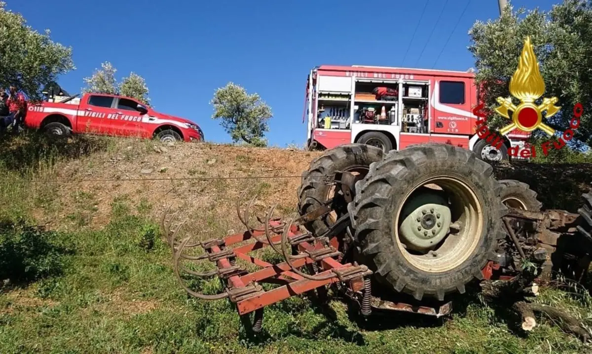 Dramma a Lamezia, perde il controllo del trattore e precipita in una scarpata: morto