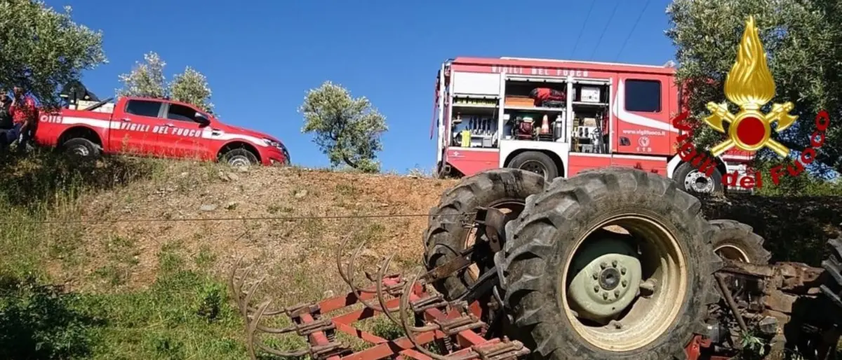 Dramma a Lamezia, perde il controllo del trattore e precipita in una scarpata: morto