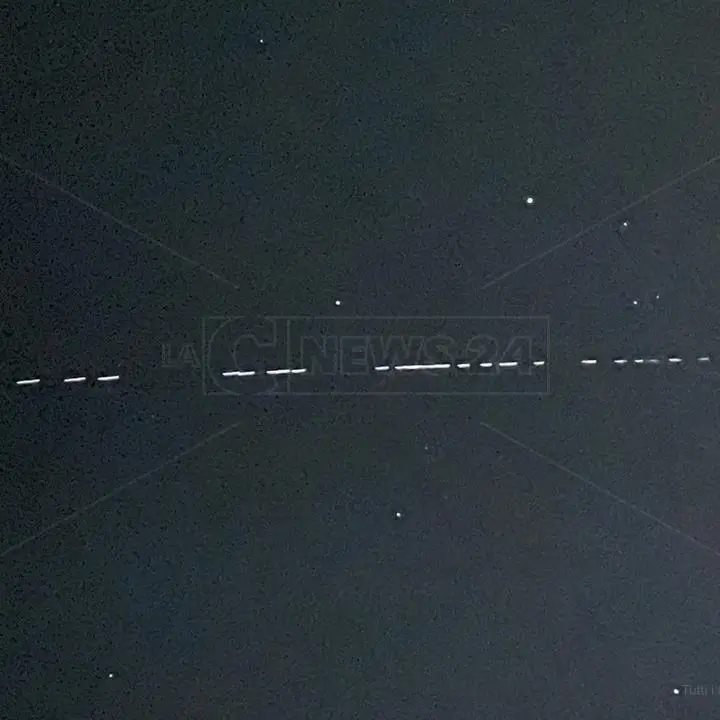 «Eccolo, è il razzo cinese!», ma sono i satelliti di Musk: decine di segnalazioni in Calabria
