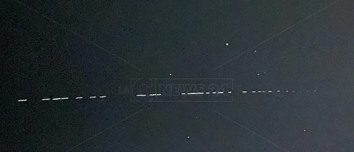 «Eccolo, è il razzo cinese!», ma sono i satelliti di Musk: decine di segnalazioni in Calabria