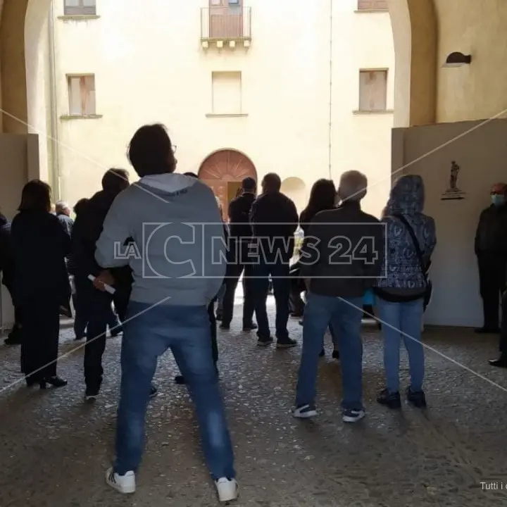 I vaccini arrivano in ritardo, ad Acri anziani e fragili in attesa per ore sotto pioggia e vento