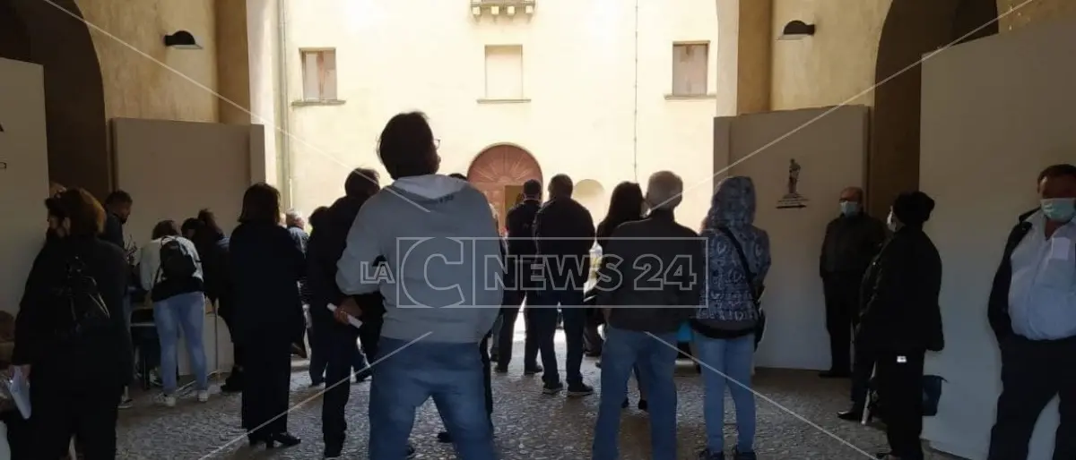 I vaccini arrivano in ritardo, ad Acri anziani e fragili in attesa per ore sotto pioggia e vento