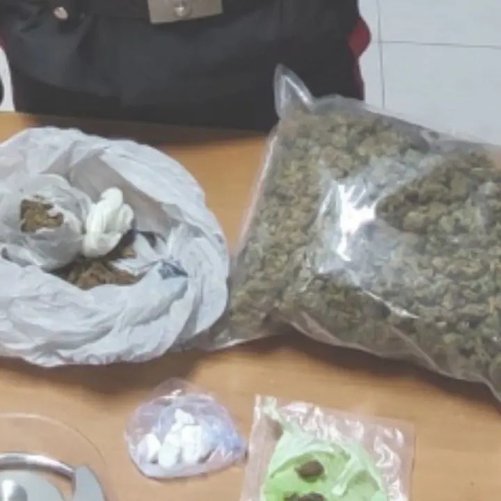 Catanzaro, in auto mezzo chilo di marijuana e diverse dosi di cocaina: arrestato 42enne