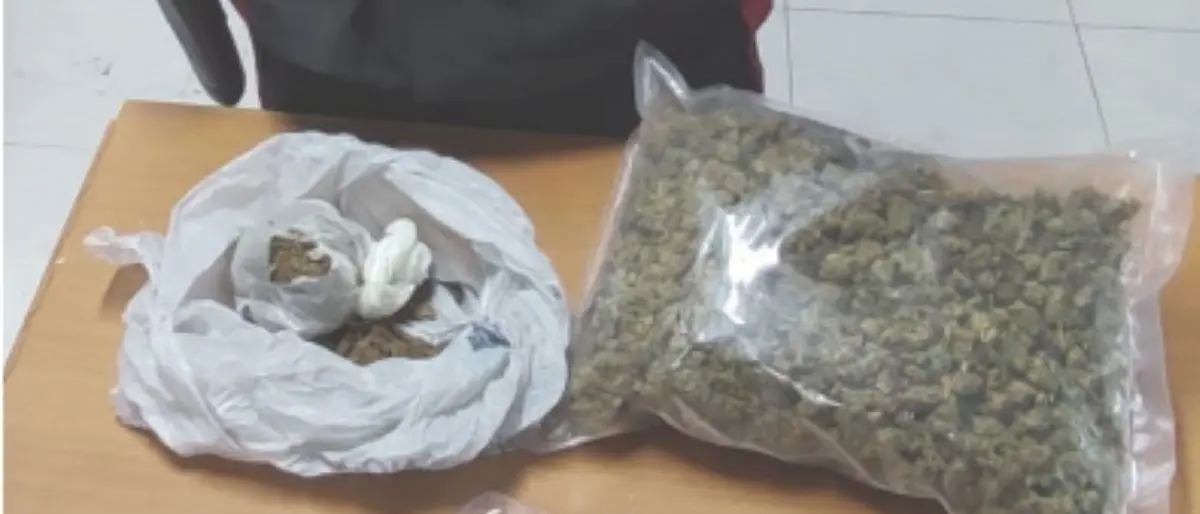 Catanzaro, in auto mezzo chilo di marijuana e diverse dosi di cocaina: arrestato 42enne