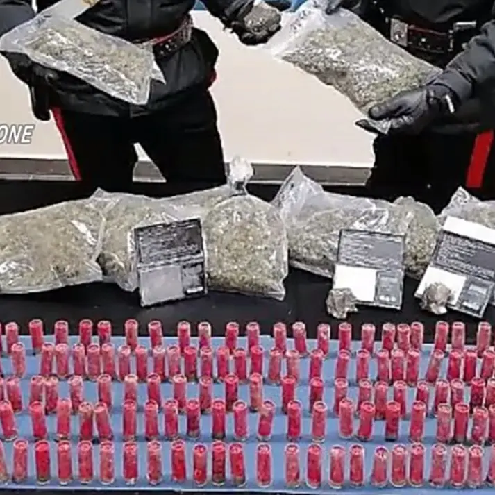 Arresti per spaccio a Crotone: la droga barattata con telefoni, elettrodomestici e bigiotteria