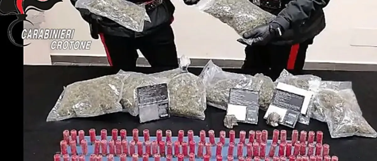 Arresti per spaccio a Crotone: la droga barattata con telefoni, elettrodomestici e bigiotteria