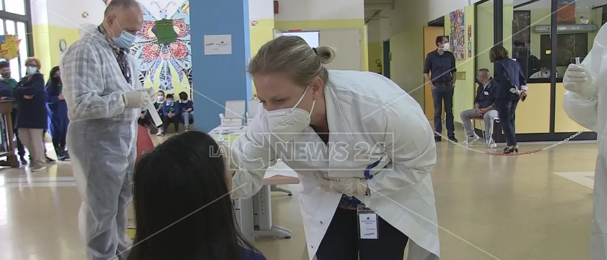 Cosenza, test anti-Covid a scuola per prevenzione: coinvolti i piccoli studenti