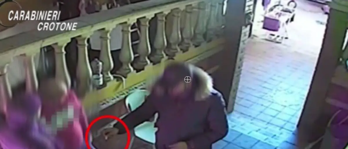 Crotone, market della droga nel quartiere Acquabona: vedette e telecamere contro la polizia