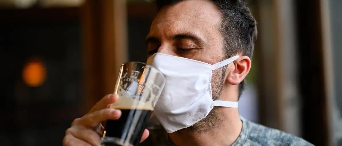 Bevo per dimenticare… il Covid: consumo di alcolici alle stelle in casa durante il lockdown