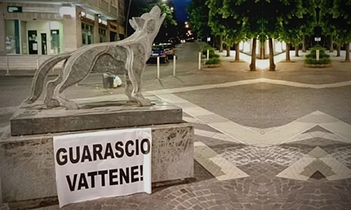 «Guarascio vattene», tifosi del Cosenza inviperiti col presidente: città tappezzata di striscioni