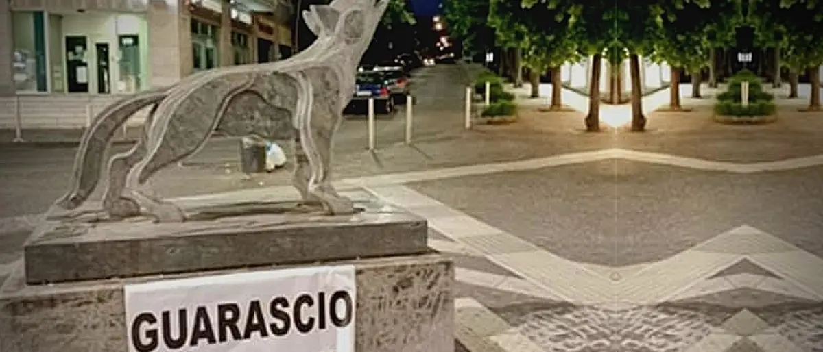 «Guarascio vattene», tifosi del Cosenza inviperiti col presidente: città tappezzata di striscioni