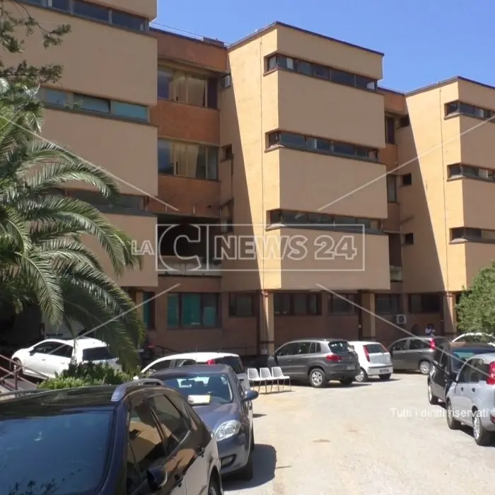 Ospedale Cetraro, al punto nascite solo parate di politici: apertura ancora lontana