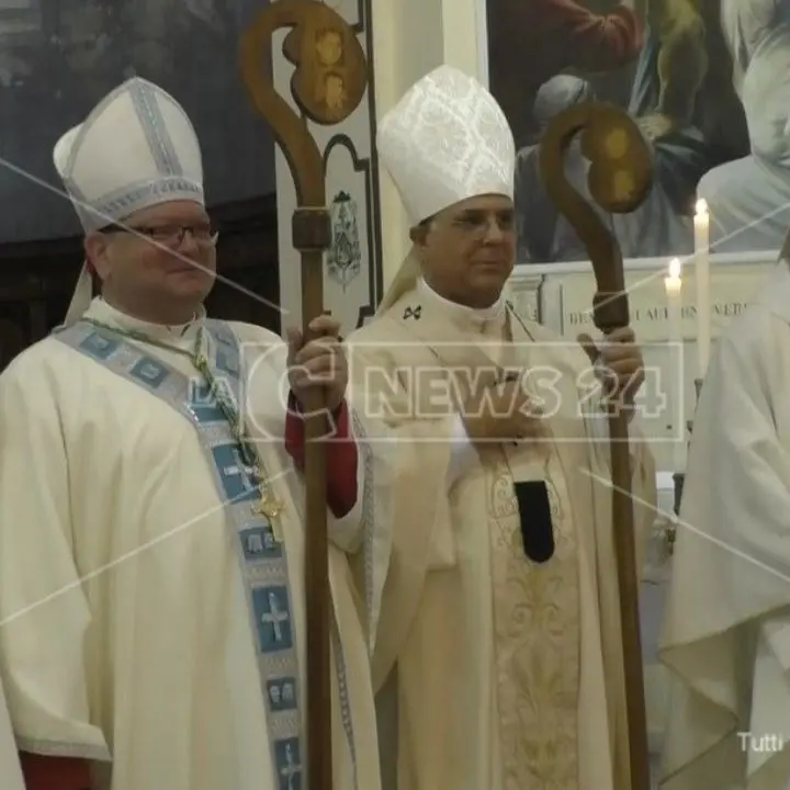 Michele Affidato dona le insegne episcopali al nuovo vescovo di Rossano Cariati