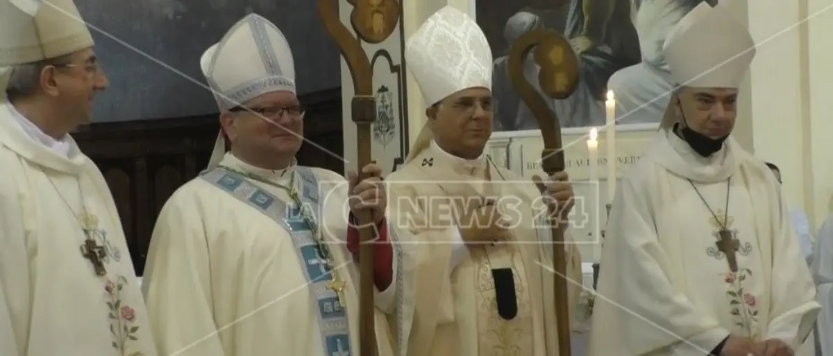 Michele Affidato dona le insegne episcopali al nuovo vescovo di Rossano Cariati