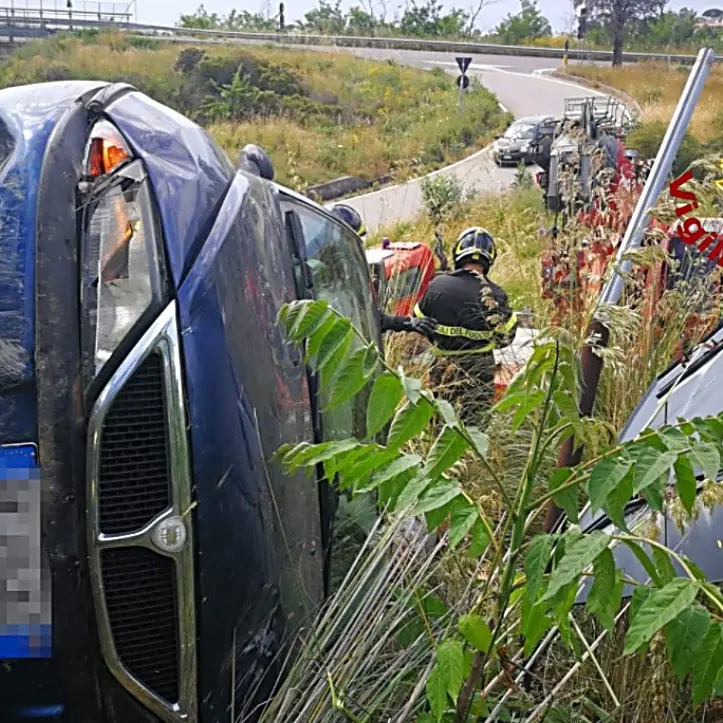 Incidente nel Catanzarese, auto finisce in una scarpata: feriti due coniugi 80enni