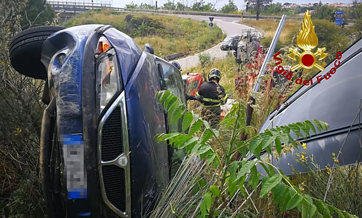 Incidente nel Catanzarese, auto finisce in una scarpata: feriti due coniugi 80enni