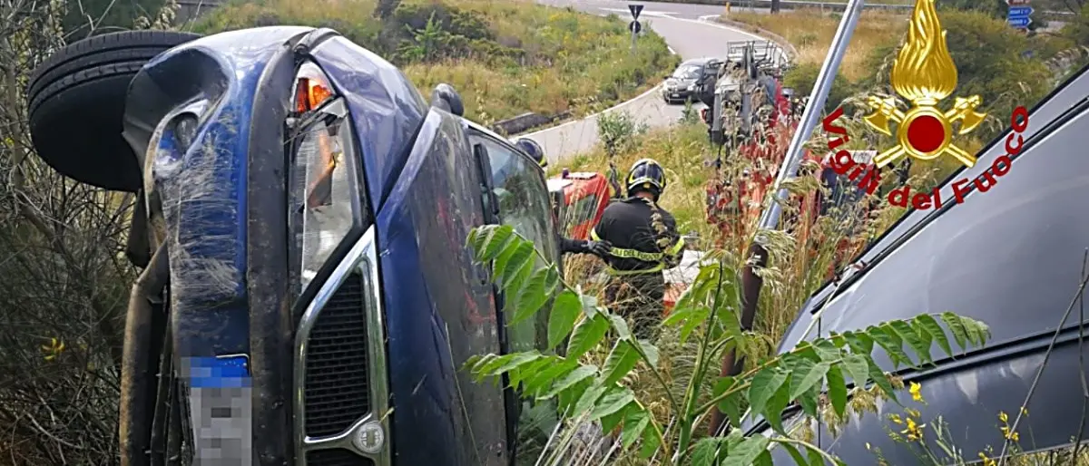 Incidente nel Catanzarese, auto finisce in una scarpata: feriti due coniugi 80enni