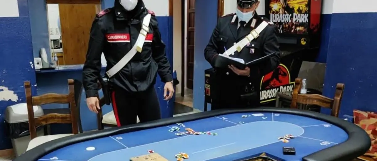 Bisca clandestina in casa, 14 multe e una denuncia a Bianco