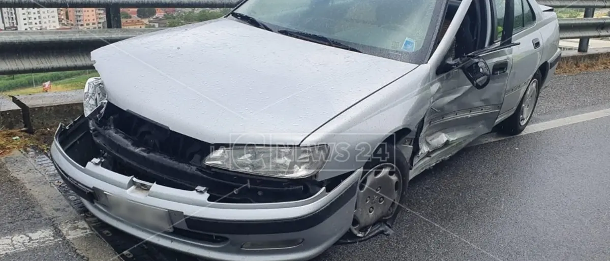 Altro incidente sulla statale 107. Dimesso il bambino ferito nello scontro tra due auto stamattina