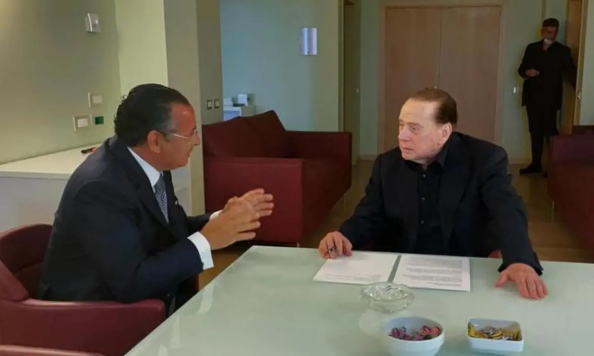 Silvio Berlusconi dimesso dal San Raffaele. «È forte e in forma»