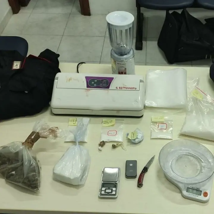 Catanzaro, in casa con 400 grammi di coca e 300 d’erba: arrestato 24enne