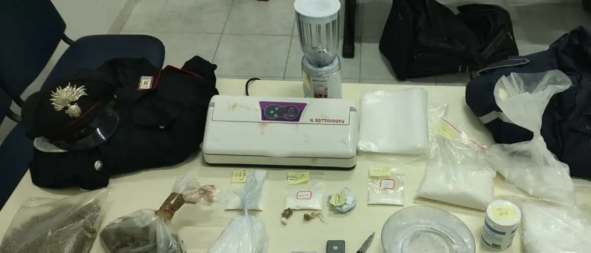 Catanzaro, in casa con 400 grammi di coca e 300 d’erba: arrestato 24enne