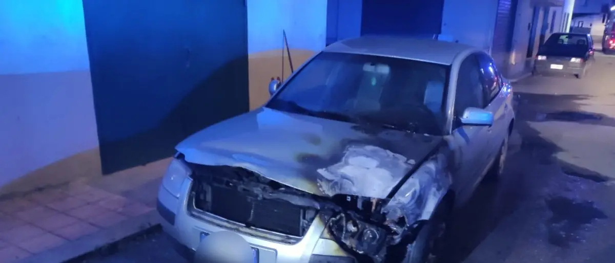 Corigliano-Rossano, ancora auto in fiamme: incendiati due mezzi
