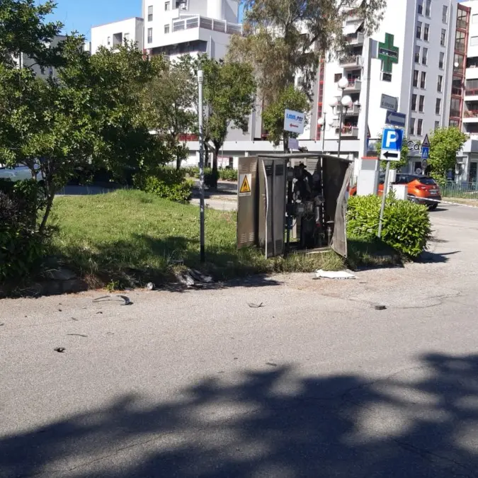 Incidente a Rende, sbanda con l'auto e danneggia una cabina del metano