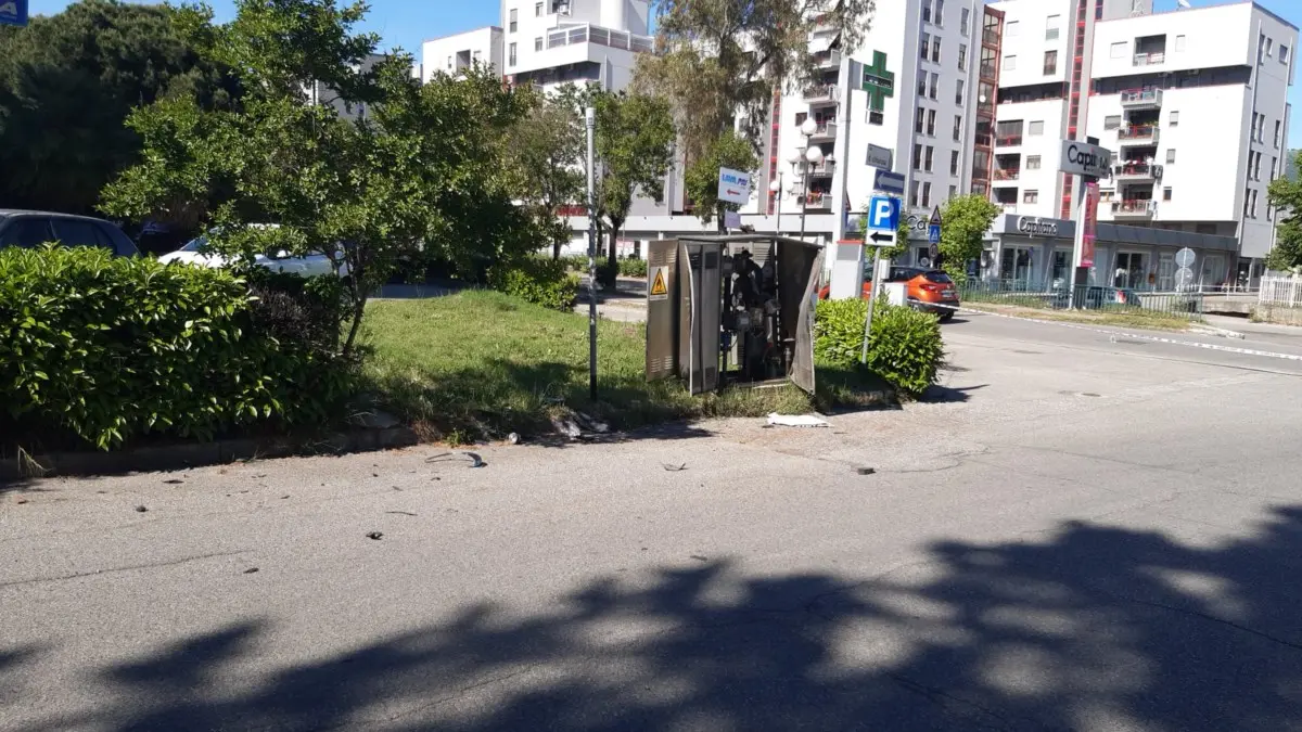 Incidente a Rende, sbanda con l'auto e danneggia una cabina del metano