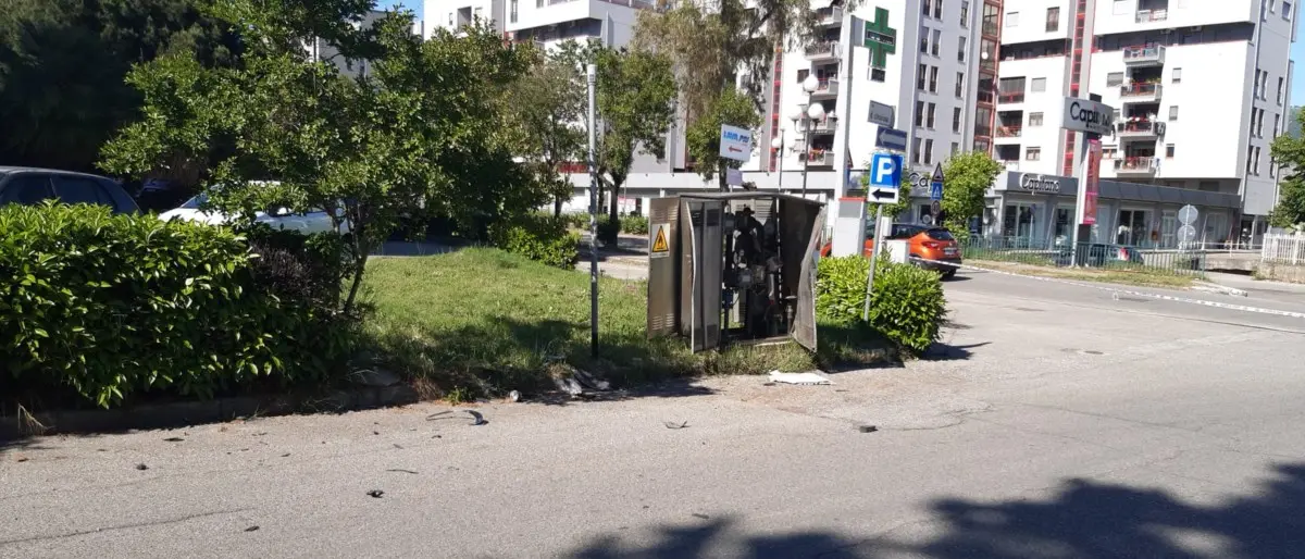 Incidente a Rende, sbanda con l'auto e danneggia una cabina del metano