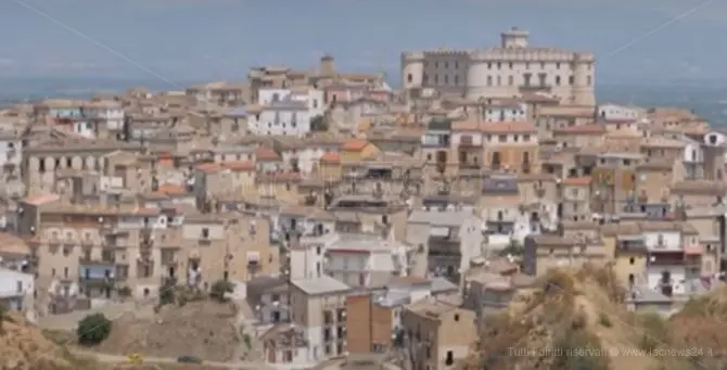 Al centro commerciale invece che al lavoro, sospeso funzionario della Municipale di Corigliano Rossano