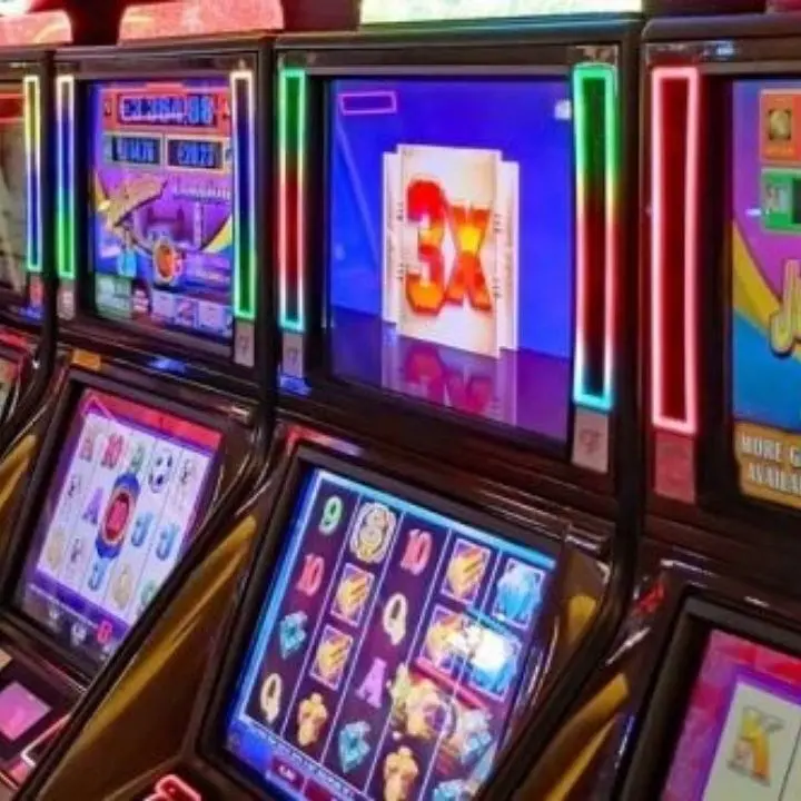 Gioco d’azzardo, a Catanzaro la polizia sequestra 6 videopoker in locale