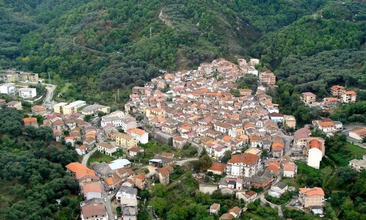 Covid, zona rossa nella frazione Ariola di Gerocarne: il Comune attende l'ordinanza di Spirlì