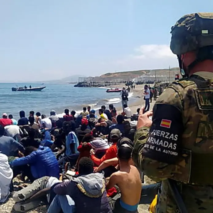 Oltre 8mila migranti invadono Ceuta, crisi tra Spagna e Marocco: Madrid schiera l'esercito