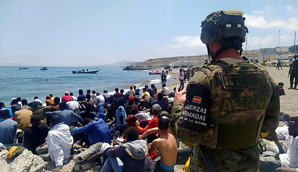 Oltre 8mila migranti invadono Ceuta, crisi tra Spagna e Marocco: Madrid schiera l'esercito