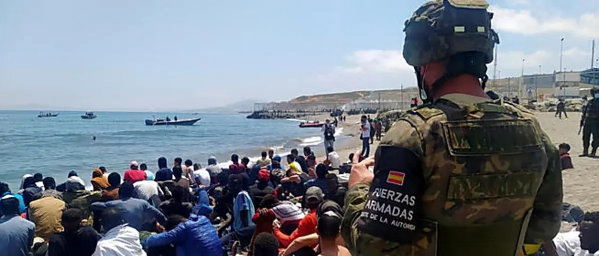 Oltre 8mila migranti invadono Ceuta, crisi tra Spagna e Marocco: Madrid schiera l'esercito