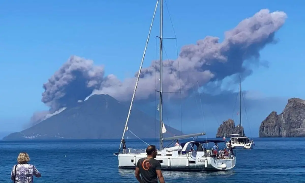 Stromboli, forte eruzione nel pomeriggio: scatta l'allerta anche sulla costa tirrenica calabrese