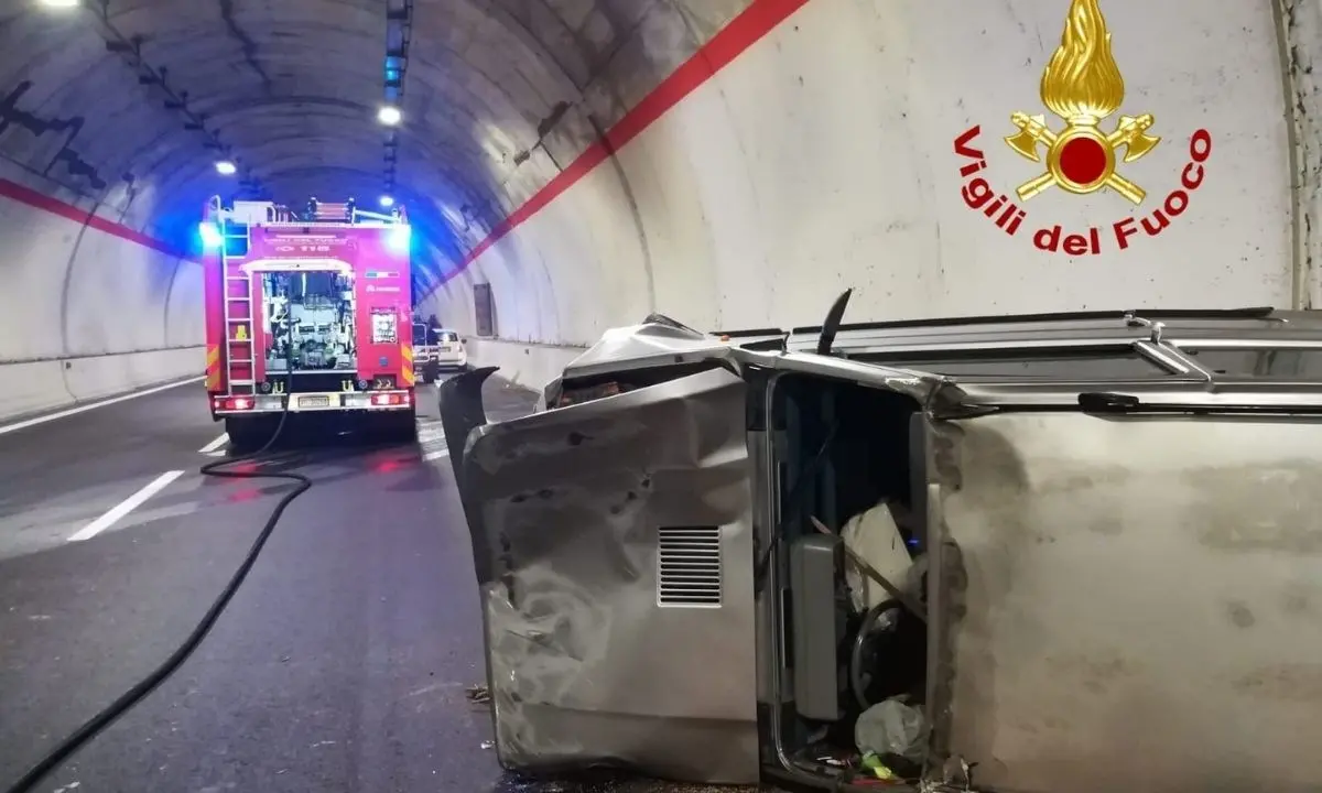 Incidente tra due auto sulla statale 106 tra Squillace e Borgia: feriti due anziani