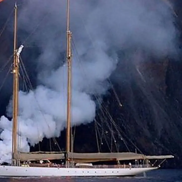 Stromboli, la colata di lava finisce in mare: diversi turisti raggiungono le Eolie